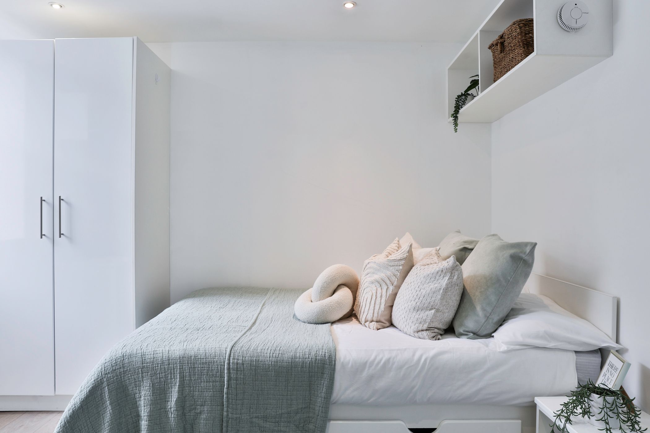 Classic Smaller 2 Bed Apartment - room